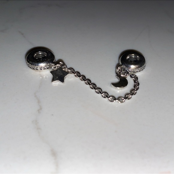 Hi there I’m selling a pandora bracelet that was given to me by an ex lol - Picture 2 of 5